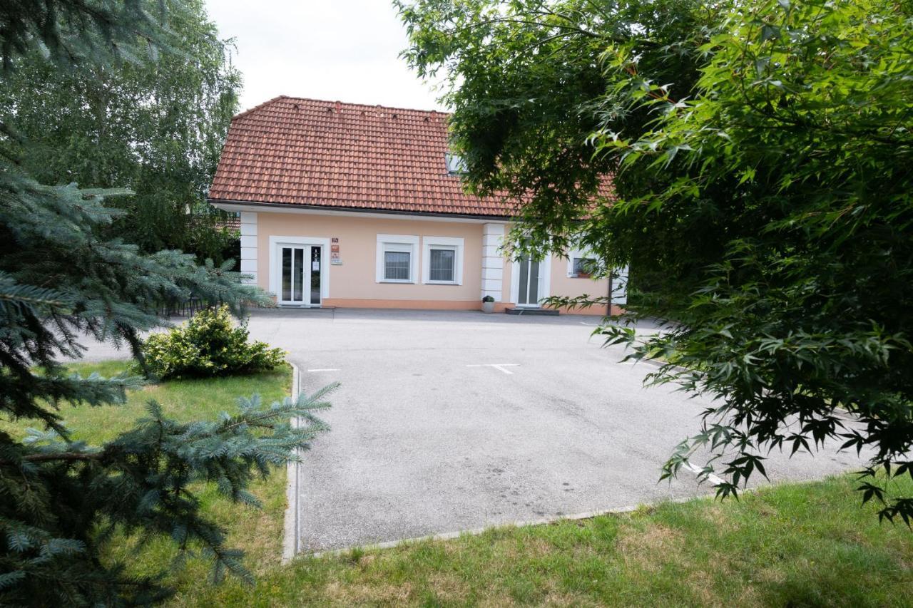 Apartmaji In Sobe Ramar Straza Екстер'єр фото