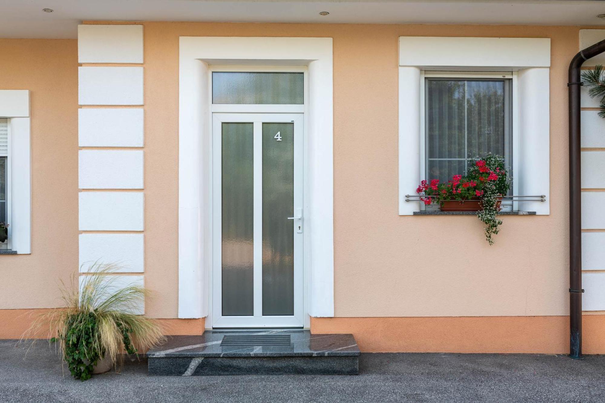 Apartmaji In Sobe Ramar Straza Екстер'єр фото